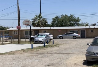 335 Roberts Ln in Bakersfield, CA - Foto de edificio - Building Photo