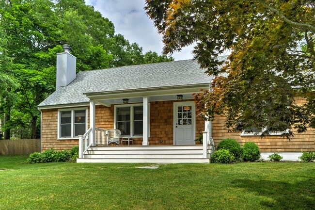 156 Suffolk St in Sag Harbor, NY - Building Photo - Building Photo