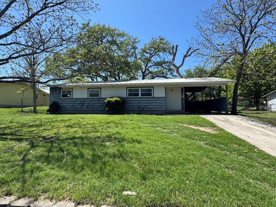 222 S Rice St in Lampasas, TX - Building Photo