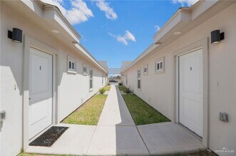 1405 San Vicente, Unit 3 in Weslaco, TX - Foto de edificio - Building Photo