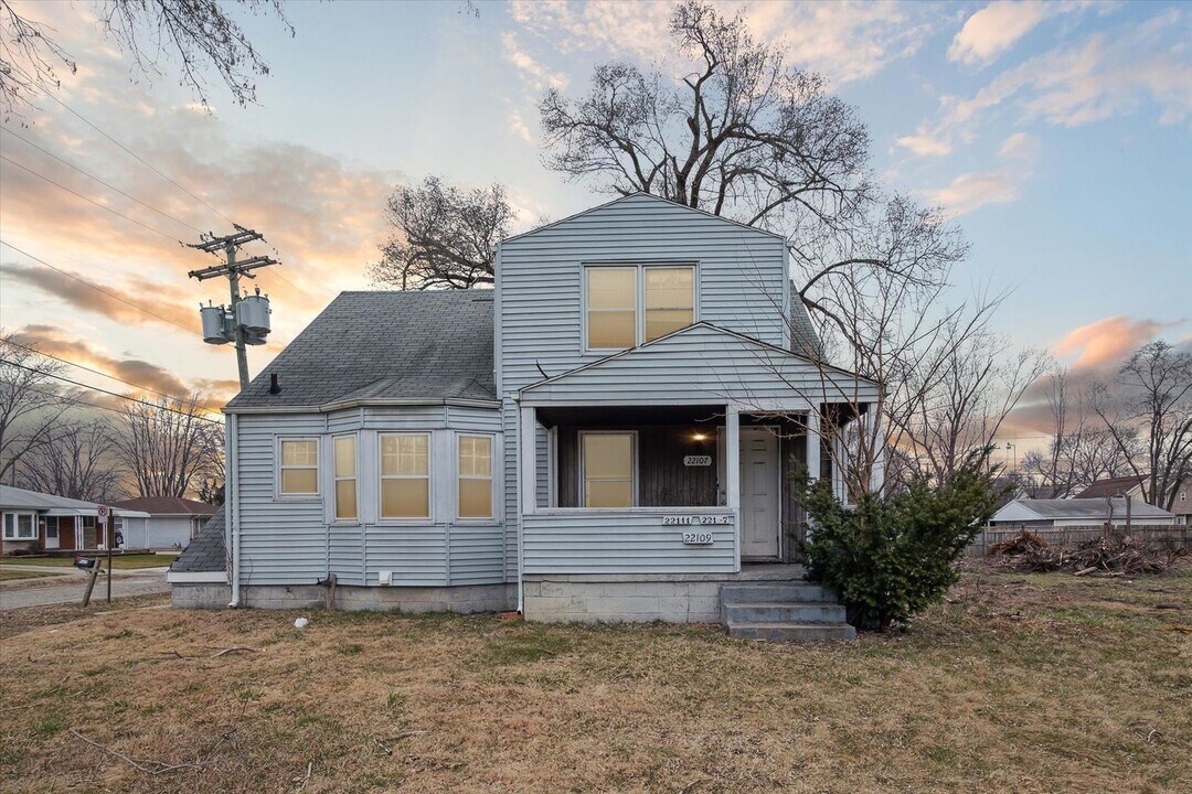 22107 15 Mile Rd in Clinton Township, MI - Building Photo