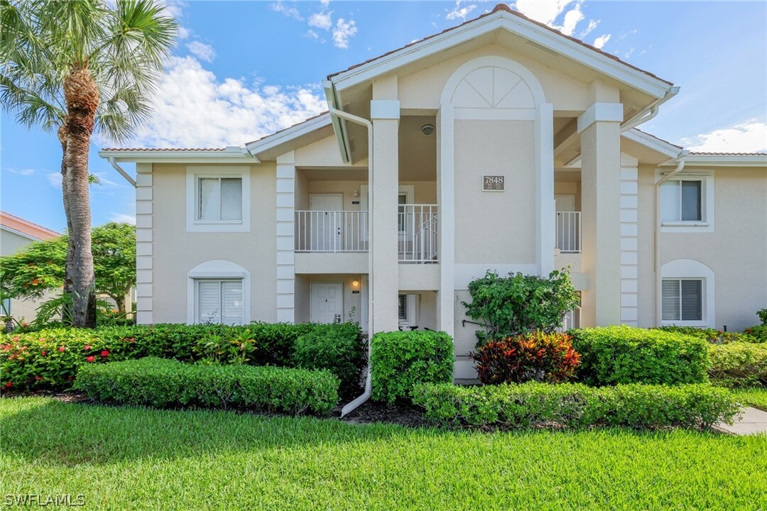 7848 Emerald Cir in Naples, FL - Foto de edificio