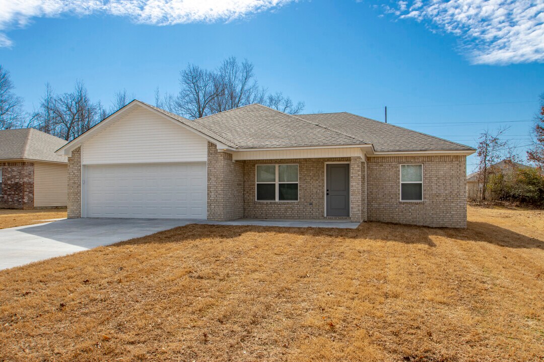 102 Greenwood Ave in Sherwood, AR - Building Photo