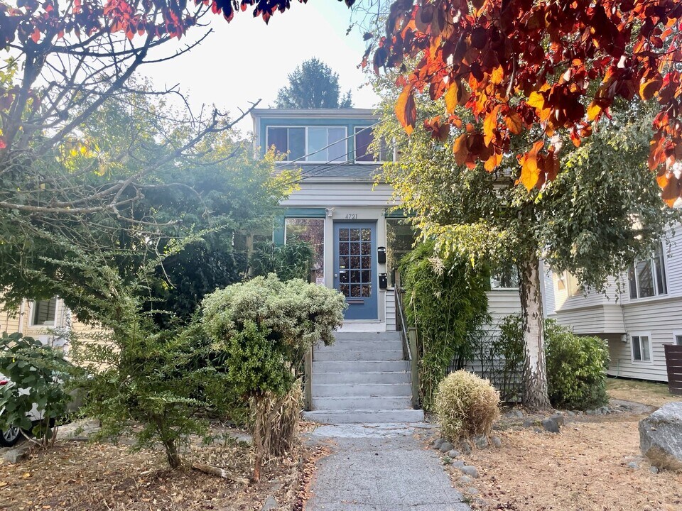 4721 5th Ave NE, Unit 1 in Seattle, WA - Building Photo