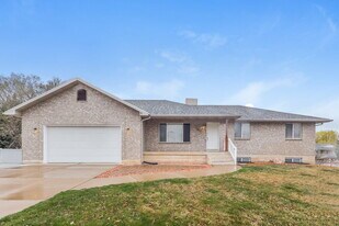1847 N 725 W in Clinton, UT - Building Photo