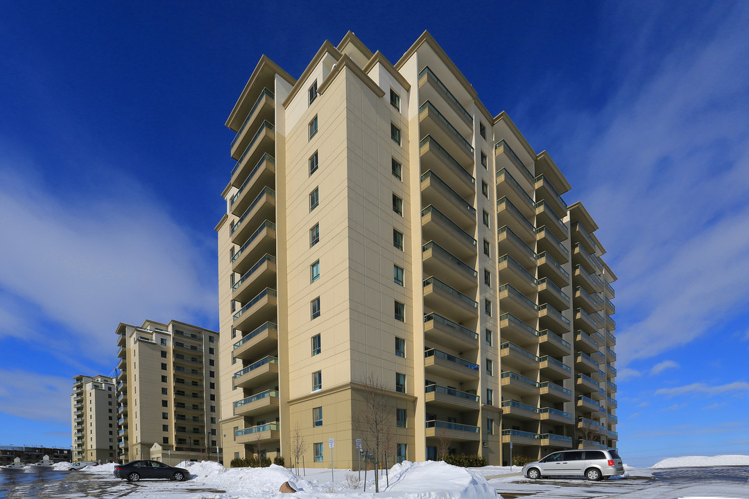 Fallowfield Towers in Kitchener, ON - Building Photo