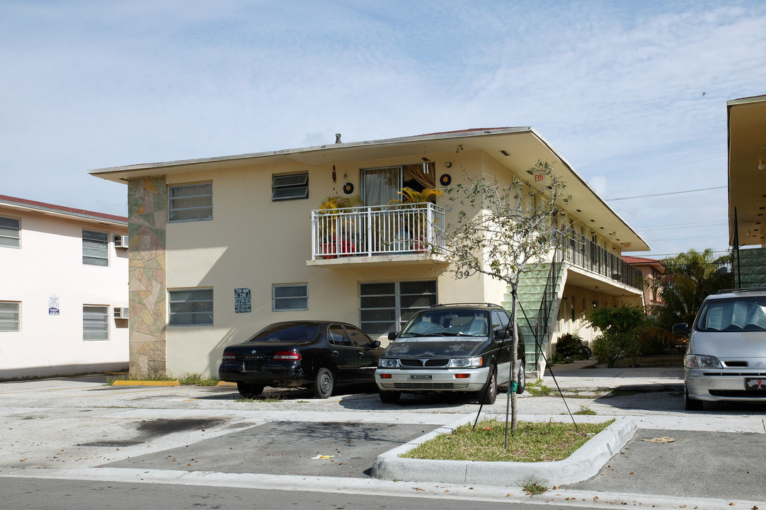 39 W 7th St in Hialeah, FL - Building Photo