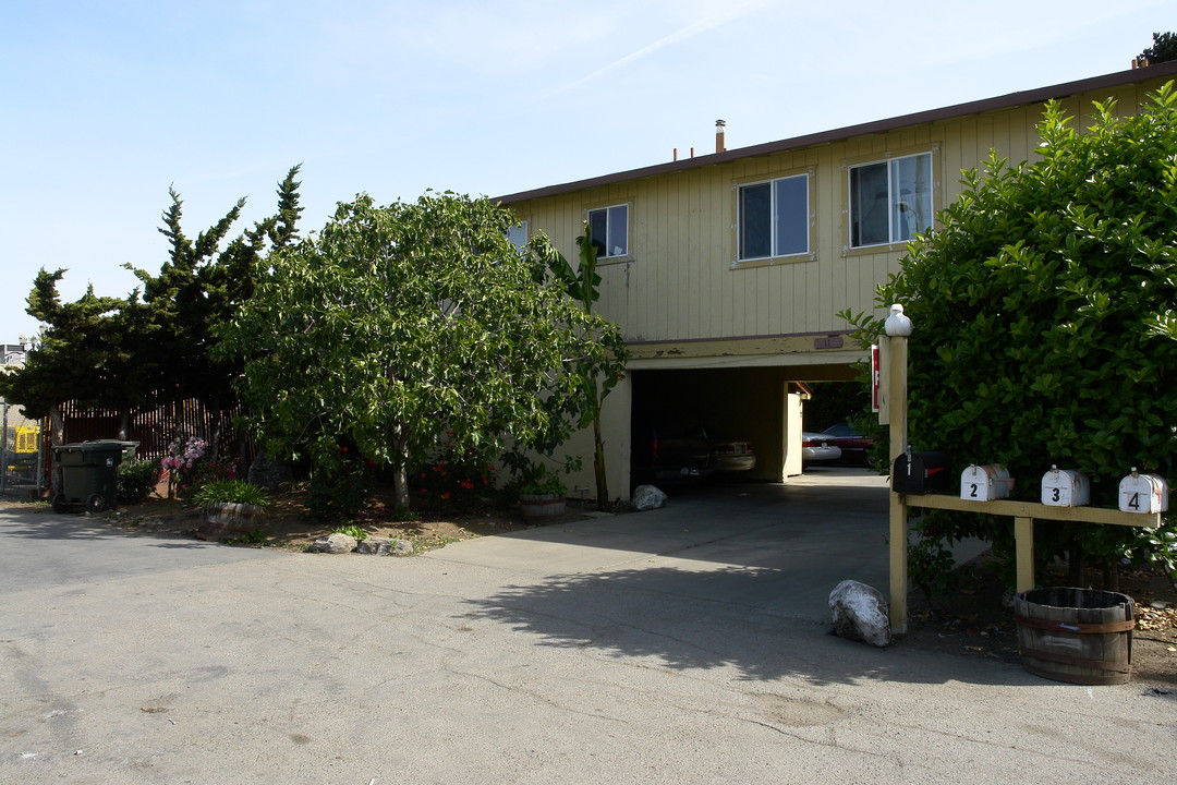 11 Kramer Ln in Redwood City, CA - Building Photo