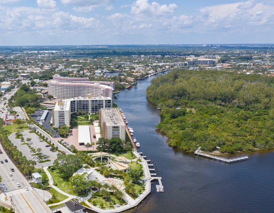 1631 Riverview Rd in Deerfield Beach, FL - Foto de edificio