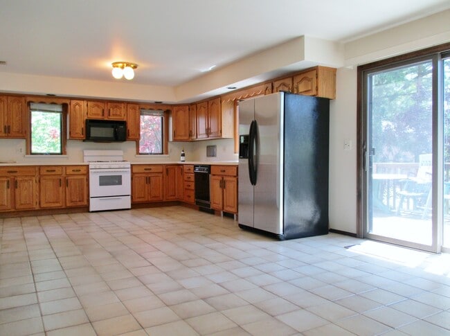 362 Wilson Ave, Unit 2 in Fort Lee, NJ - Foto de edificio - Building Photo