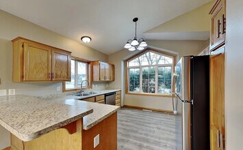 10711 Unity Ln N in Brooklyn Park, MN - Foto de edificio - Building Photo