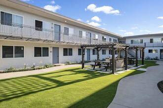 Arlington Square Apartments in Torrance, CA - Building Photo - Building Photo