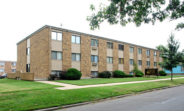 Library Park Apartments in Topeka, KS - Building Photo - Building Photo