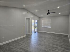 455 NE 210th Cir Terrace-Unit -202-18 in Miami, FL - Building Photo - Building Photo