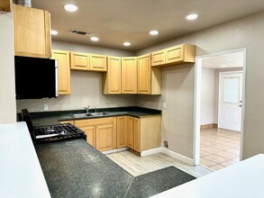 1612 N Normandie St in Hanford, CA - Foto de edificio - Building Photo