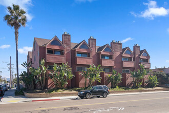 737 Seacoast Dr in Imperial Beach, CA - Foto de edificio - Building Photo