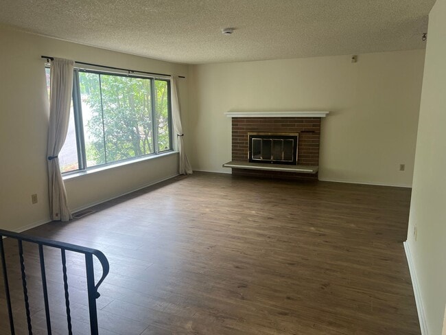 16004 NE 57th St in Redmond, WA - Building Photo - Building Photo