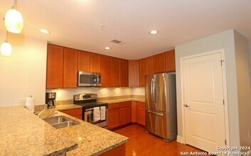 215 N Center Unit 301 in San Antonio, TX - Building Photo - Building Photo