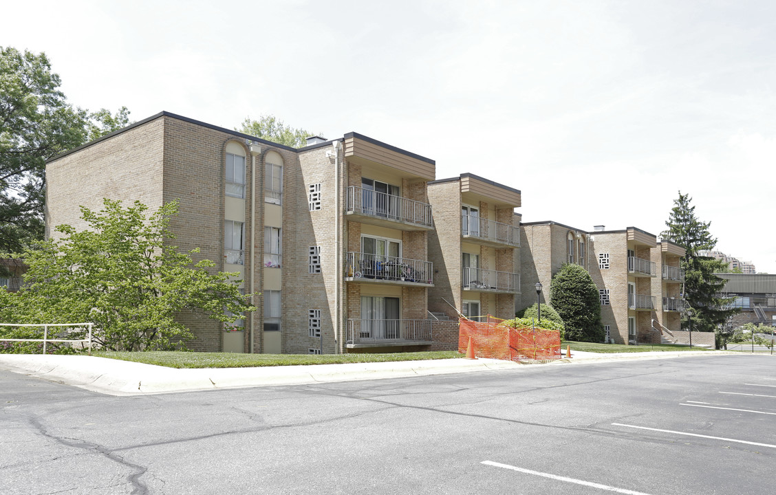 Walnut Grove Condominium in Rockville, MD - Building Photo