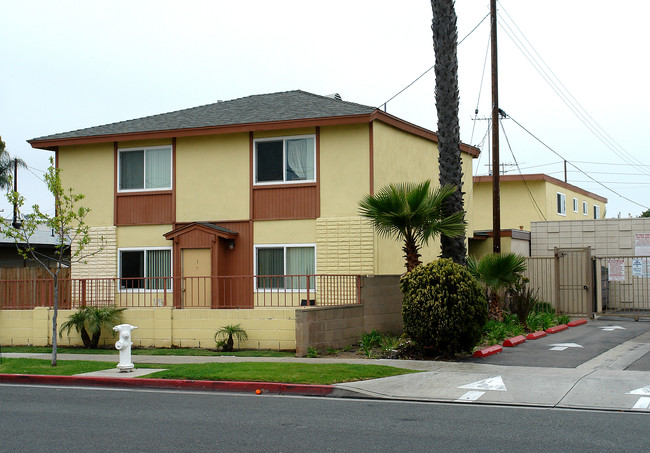 724 W 18th St in Costa Mesa, CA - Foto de edificio - Building Photo