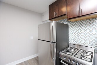 747 W Cornelia Ave, Unit J04P in Chicago, IL - Foto de edificio - Building Photo