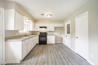 1306 Glencrest Dr in Pasadena, TX - Building Photo - Building Photo