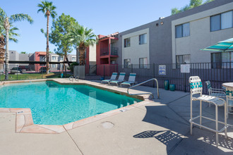 Santorini Villa Apartments in Phoenix, AZ - Building Photo - Building Photo