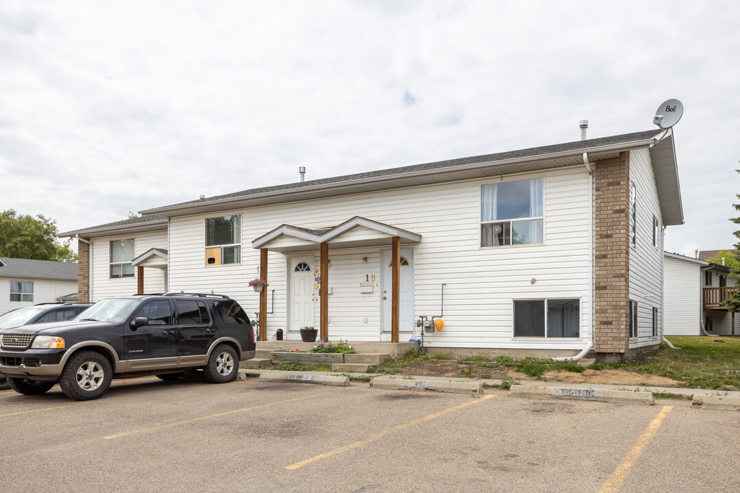 5330 58A St in Red Deer, AB - Building Photo