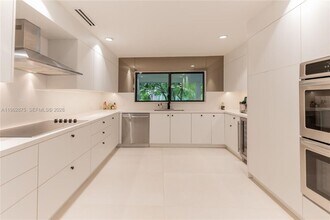 7300 SW 77th Ave in Miami, FL - Building Photo - Building Photo