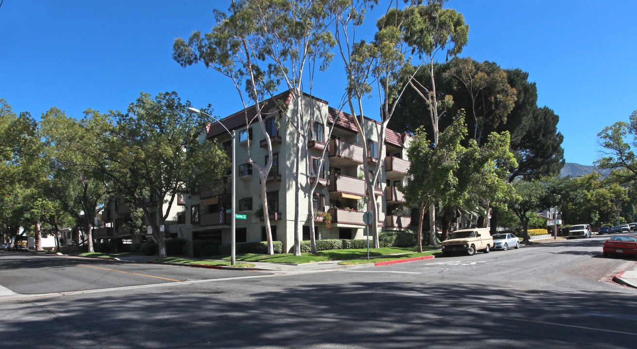 Breckenshire Deluxe Apartments in Burbank, CA - Foto de edificio