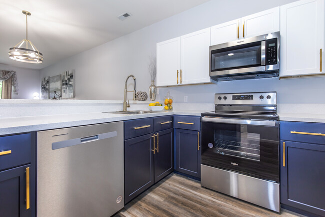 Longacre Apartment Resort in Fairview Heights, IL - Foto de edificio - Building Photo