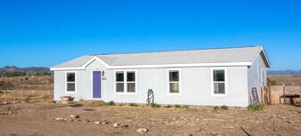 22400 N Old Hwy 89 in Paulden, AZ - Building Photo
