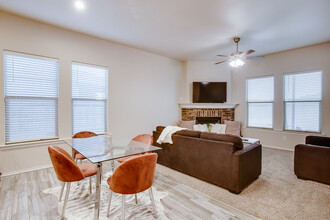 9905 Virginia Ave in Lubbock, TX - Foto de edificio - Building Photo