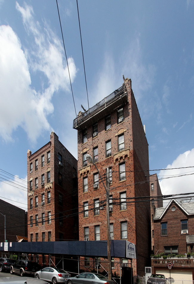 42-29 Judge Street in Flushing, NY - Foto de edificio - Building Photo