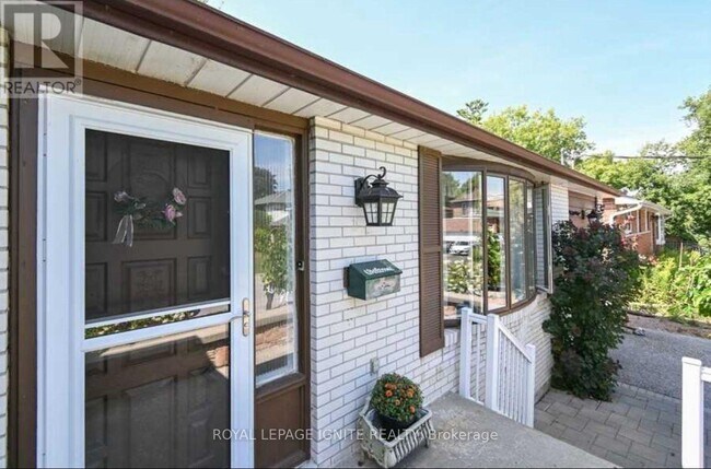 92 Bobmar Rd in Toronto, ON - Building Photo - Building Photo