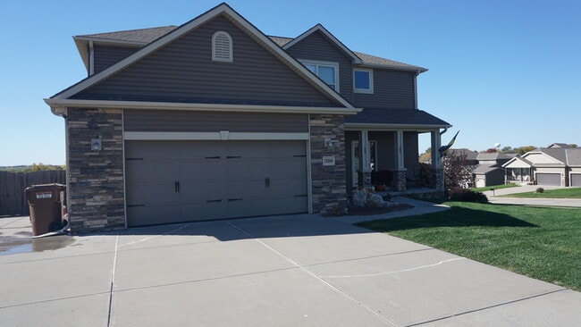 15004 Cherry St in Bennington, NE - Foto de edificio - Building Photo