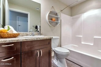 2250 W Glendale Ave, Unit 2 in Phoenix, AZ - Building Photo - Building Photo