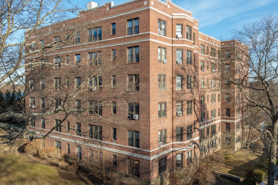 Alden House in Larchmont, NY - Building Photo