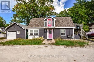 1067 Mosley St in Wasaga Beach, ON - Building Photo