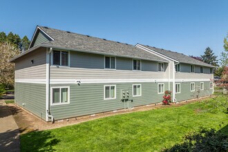 Bristol Court Apartments in Milwaukie, OR - Building Photo - Building Photo