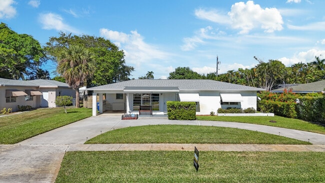 property at 225 E Ilex Dr