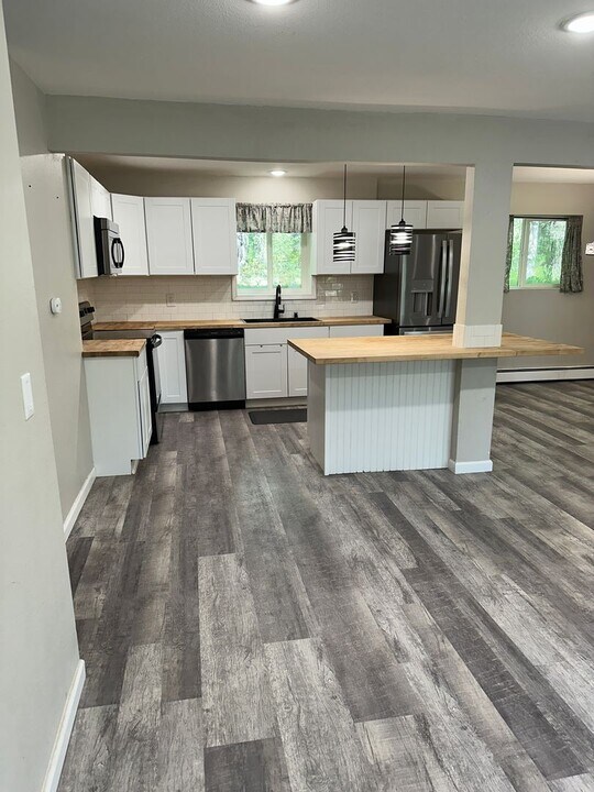 14716 W Lake Ridge Dr in Anchorage, AK - Building Photo