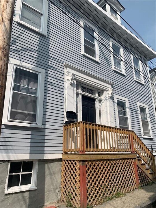 32 Ann St in Newport, RI - Building Photo
