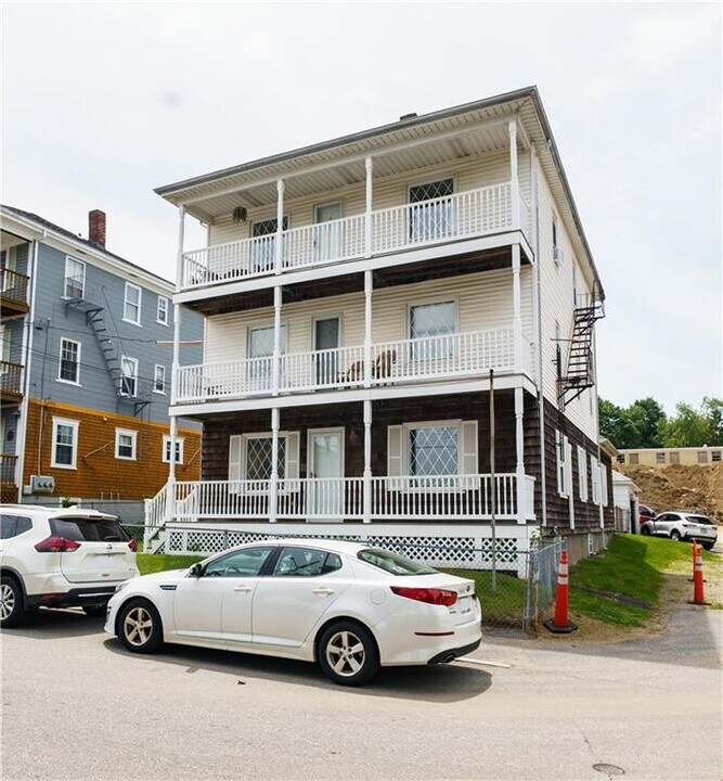 32 Bouvier Ave in Lincoln, RI - Building Photo