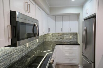 2301 NW 33rd St in Oakland Park, FL - Building Photo - Building Photo