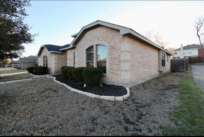 1405 Meadowlark Ln in Glenn Heights, TX - Building Photo - Building Photo