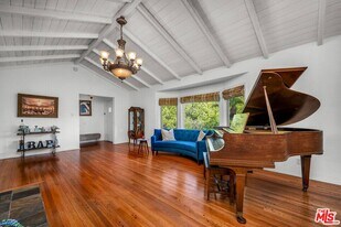 10321 Rochester Ave in Los Angeles, CA - Building Photo