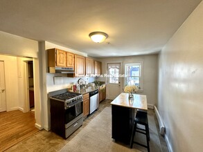 266 Gold St, Unit 2 in Boston, MA - Foto de edificio - Building Photo