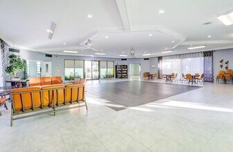 5031 W Oakland Park Blvd in Lauderdale Lakes, FL - Foto de edificio - Building Photo