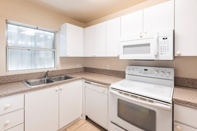 1321 SE 8th Ave in Cape Coral, FL - Building Photo - Building Photo